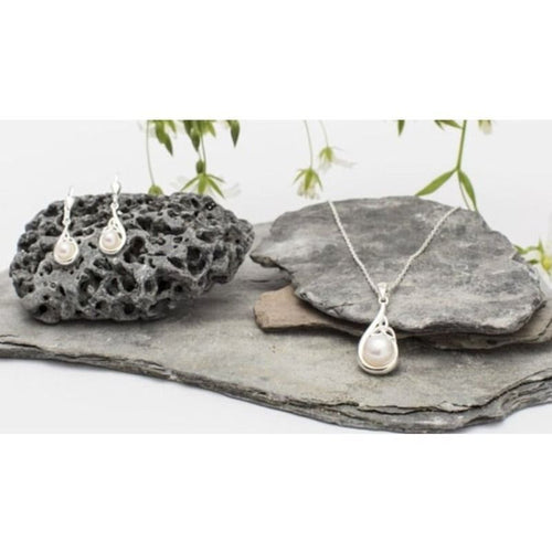 Trinity Knot Pearl Set